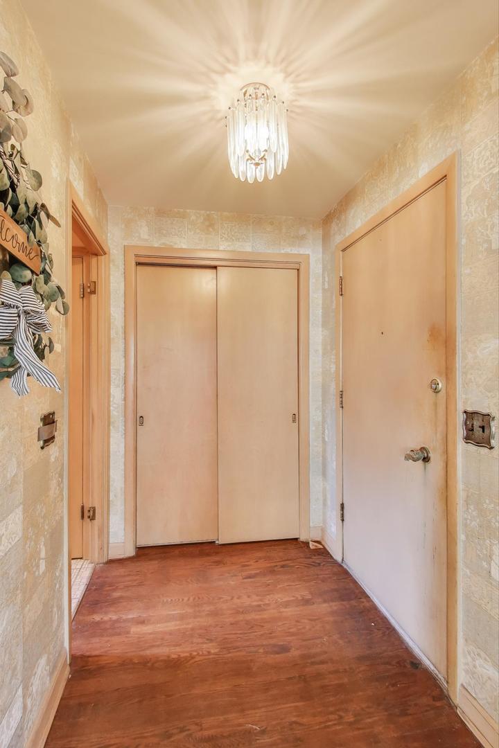 913 S Na Wa Ta Avenue, Mount Prospect, IL 60056