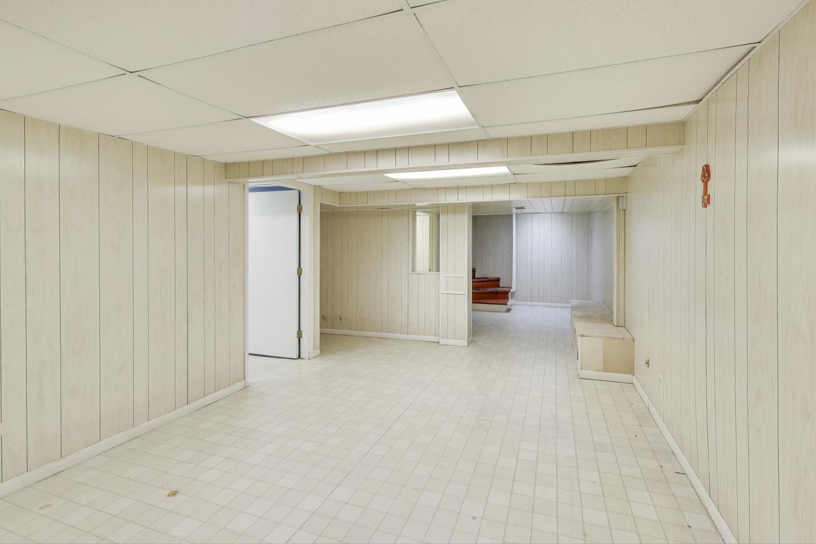 913 S Na Wa Ta Avenue, Mount Prospect, IL 60056