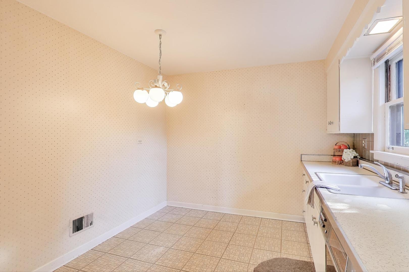 913 S Na Wa Ta Avenue, Mount Prospect, IL 60056