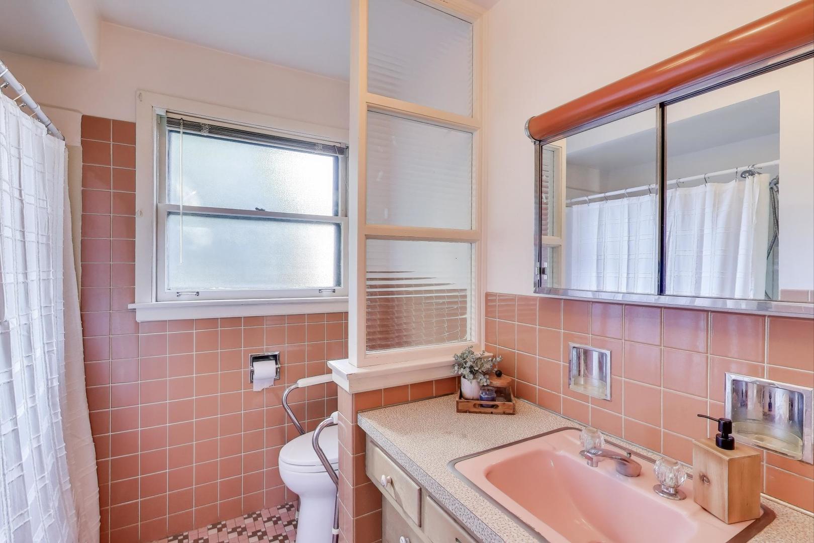 913 S Na Wa Ta Avenue, Mount Prospect, IL 60056