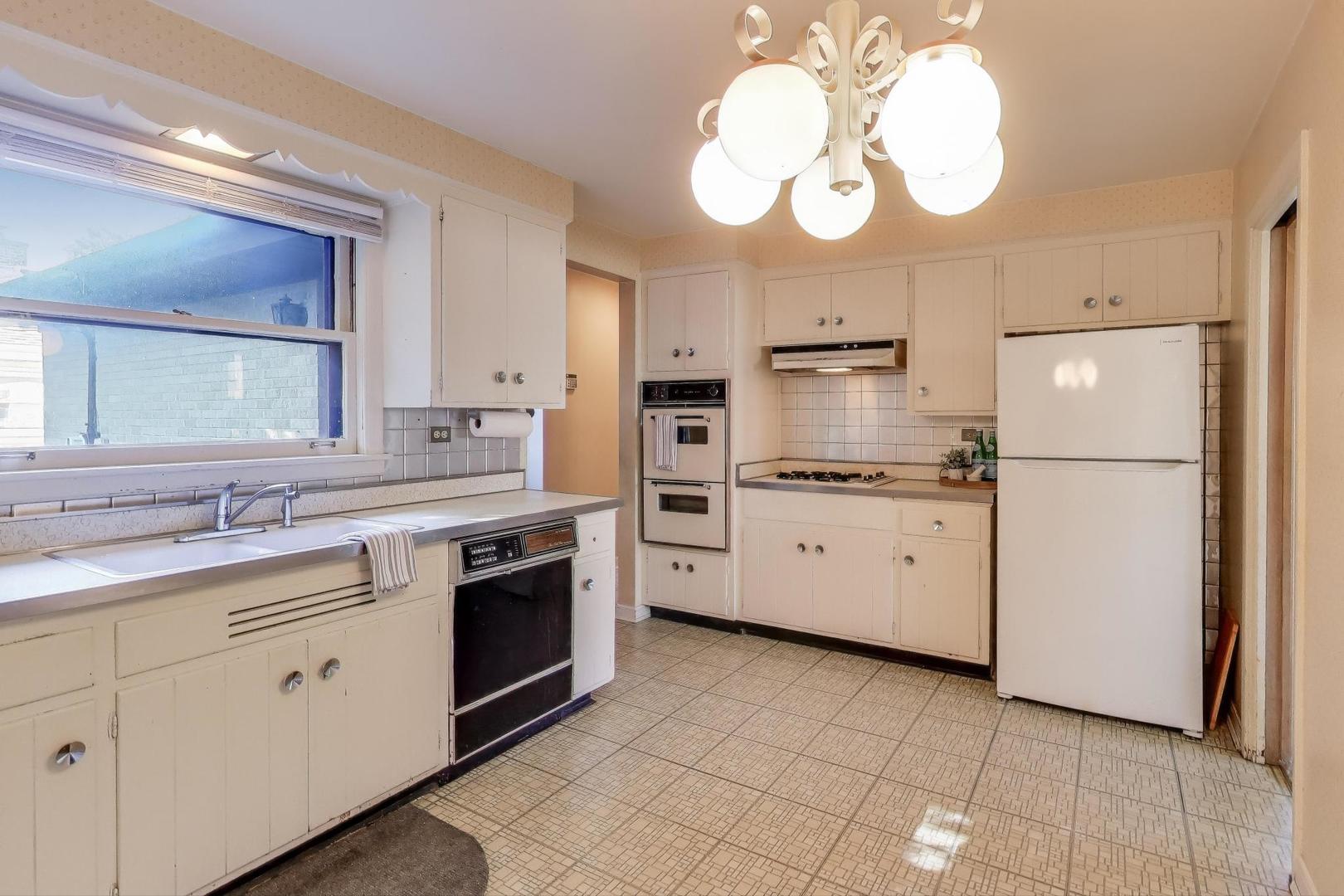 913 S Na Wa Ta Avenue, Mount Prospect, IL 60056