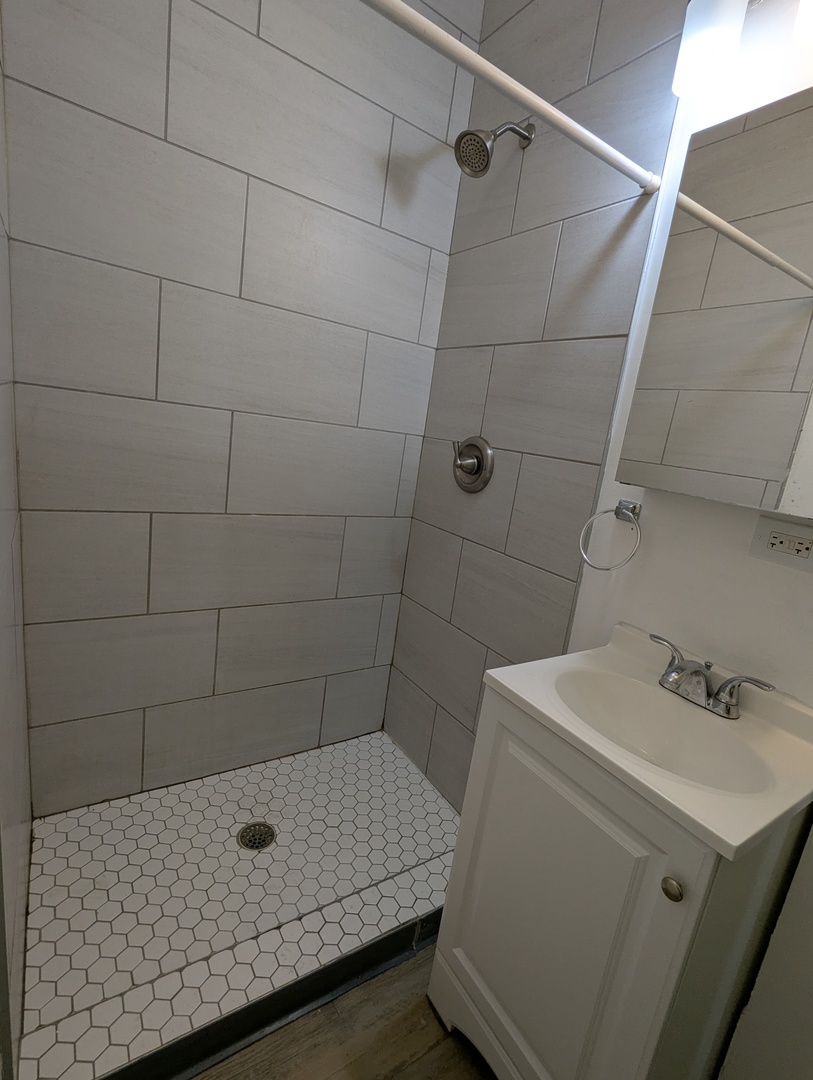 8209 S Coles Avenue, Chicago, IL 60617