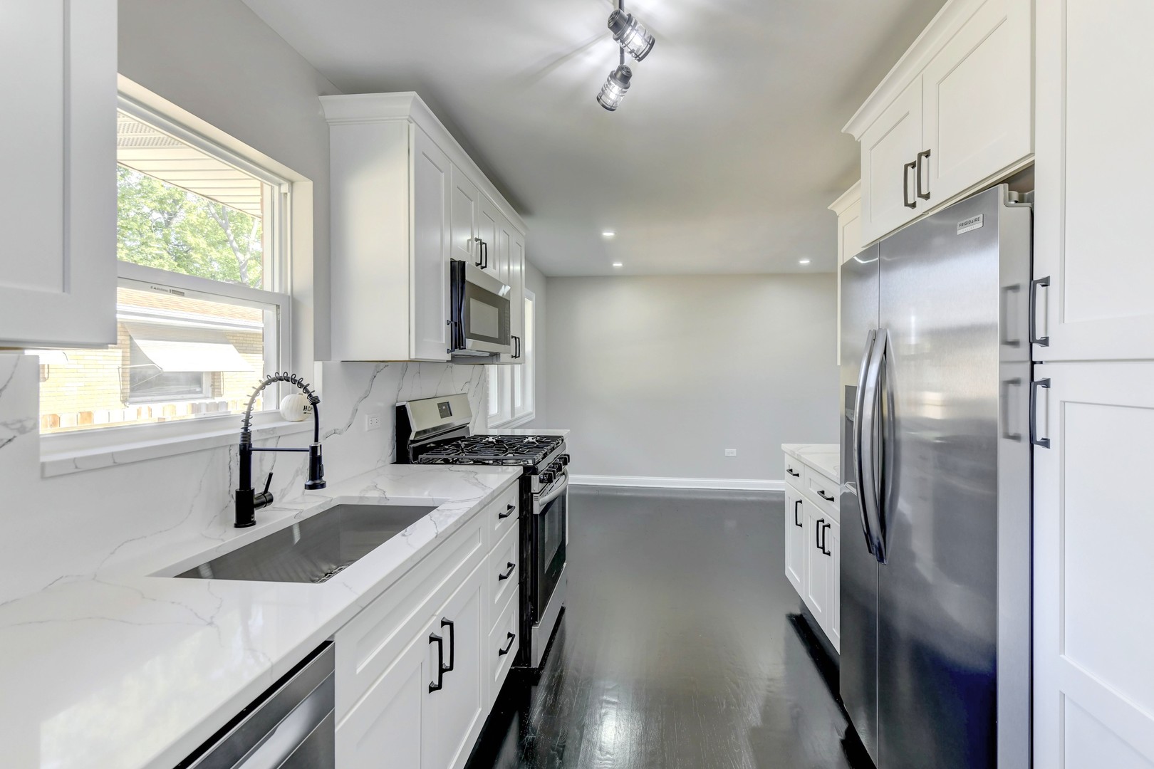 1014 E 163rd Street, South Holland, IL 60473