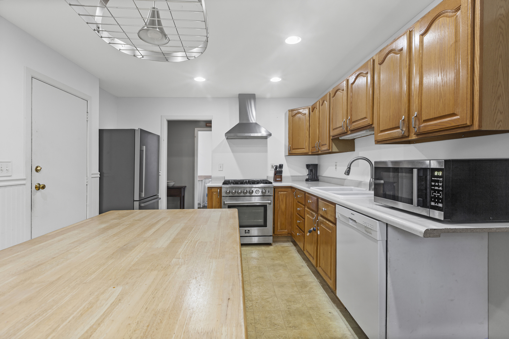 7664 Willow Avenue, Woodridge, IL 60517