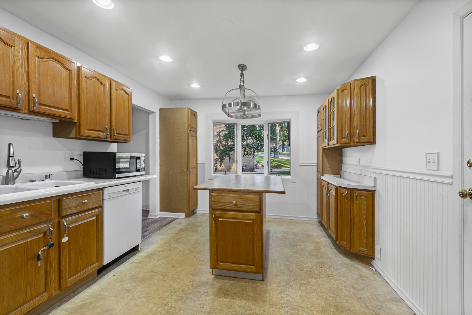 7664 Willow Avenue, Woodridge, IL 60517