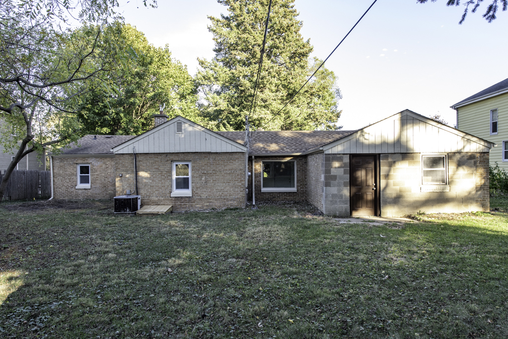 2110 Elisha Avenue, Zion, IL 60099