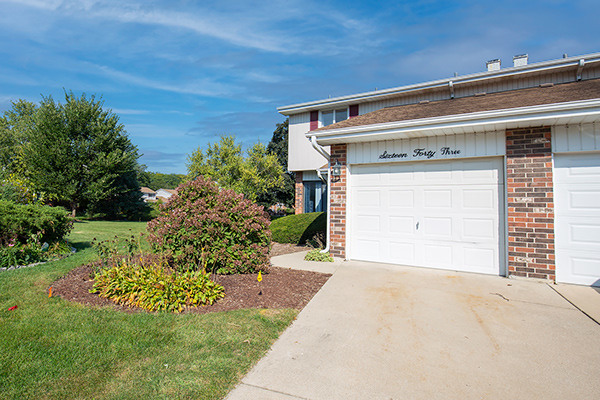 1643 Castbourne Court, Wheaton, IL 60189