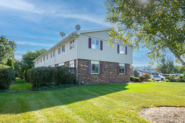 1643 Castbourne Court, Wheaton, IL 60189
