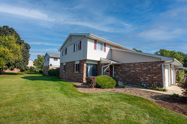 1643 Castbourne Court, Wheaton, IL 60189