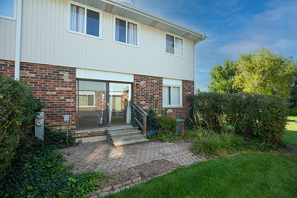 1643 Castbourne Court, Wheaton, IL 60189