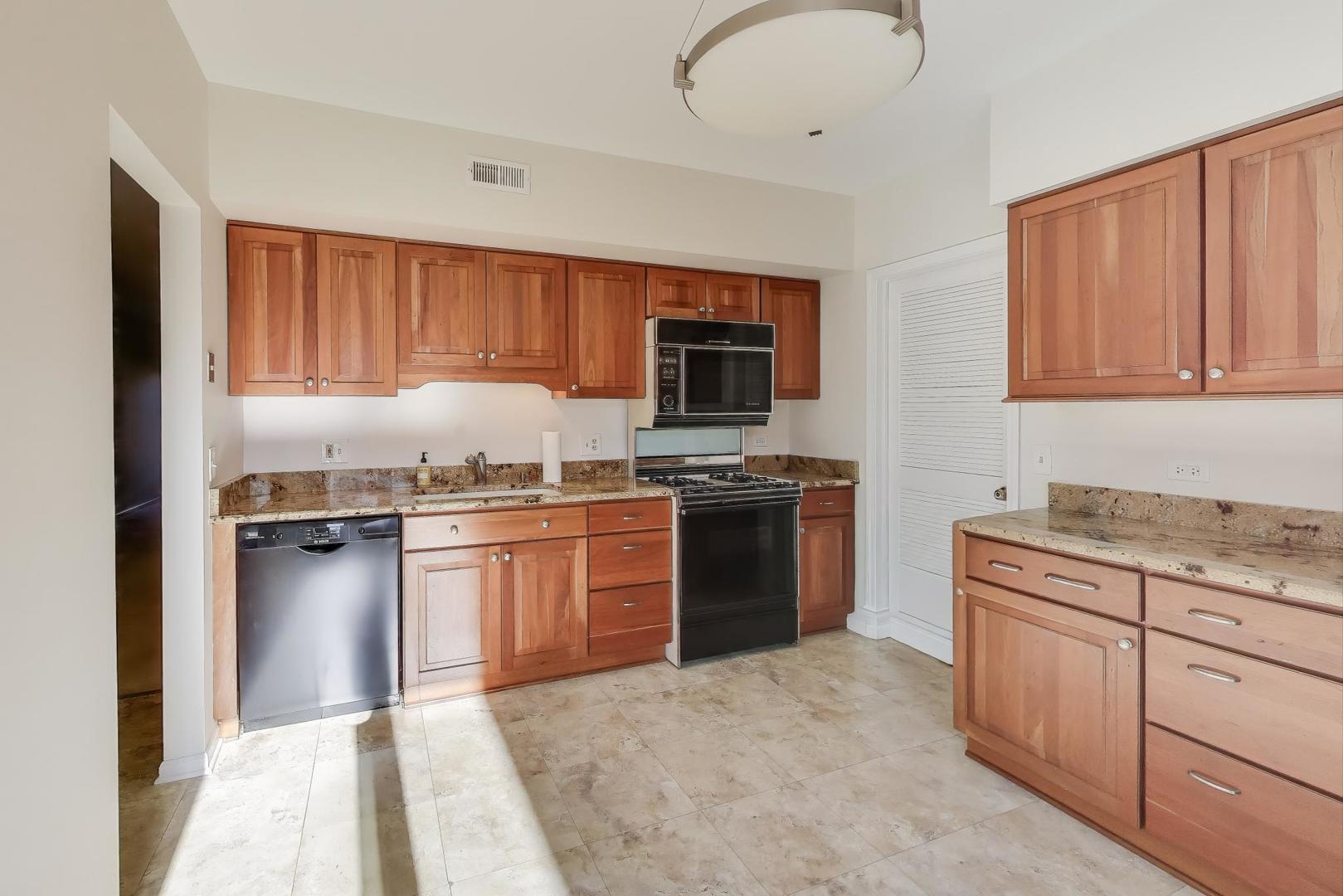 716 Ascot Court #104B, Libertyville, IL 60048