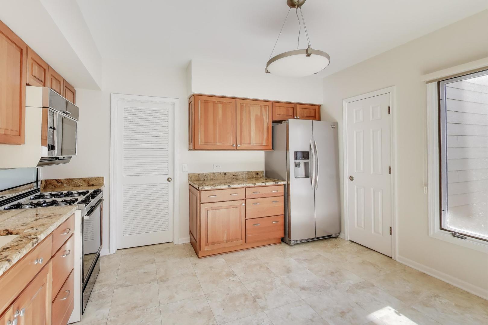 716 Ascot Court #104B, Libertyville, IL 60048