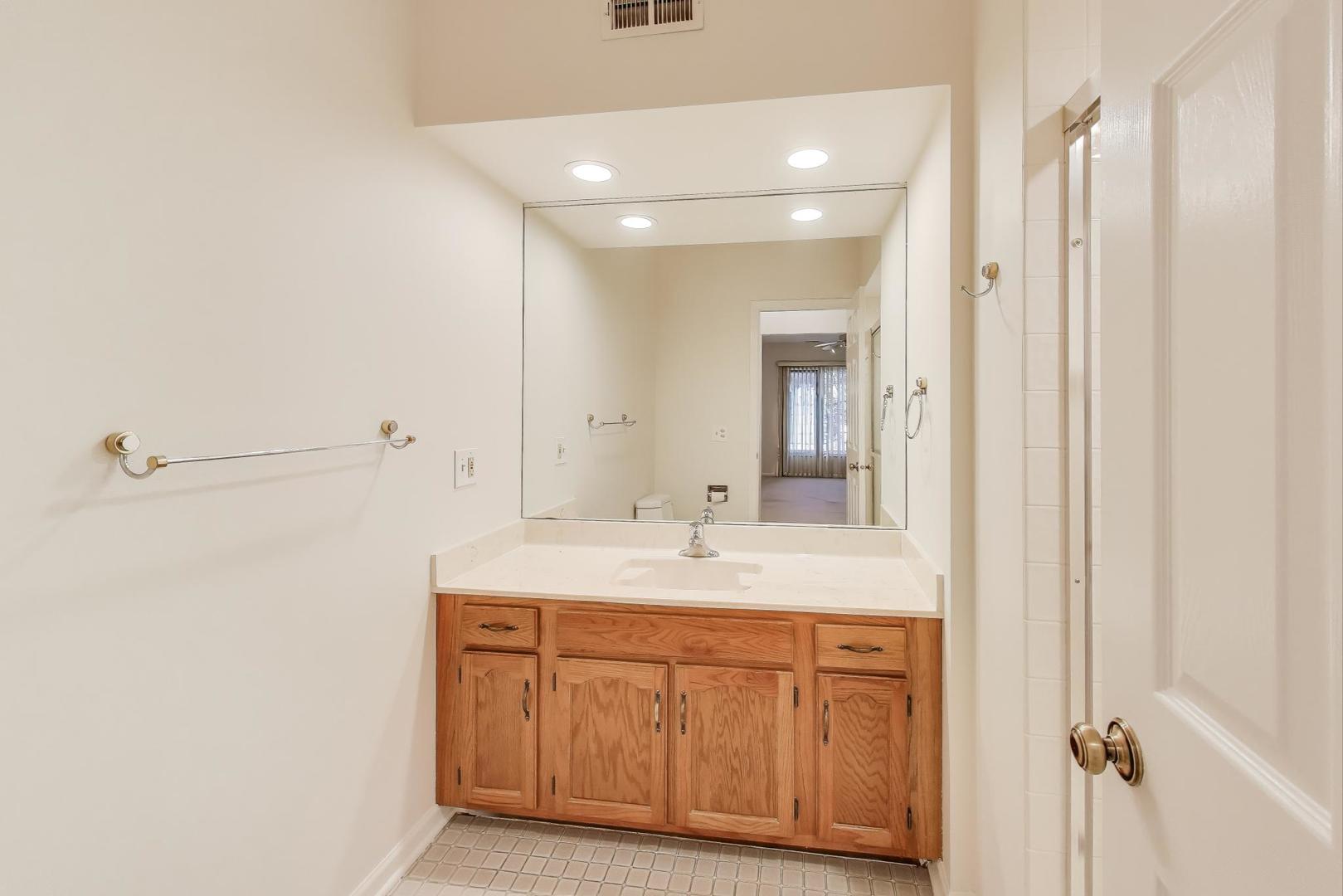 716 Ascot Court #104B, Libertyville, IL 60048