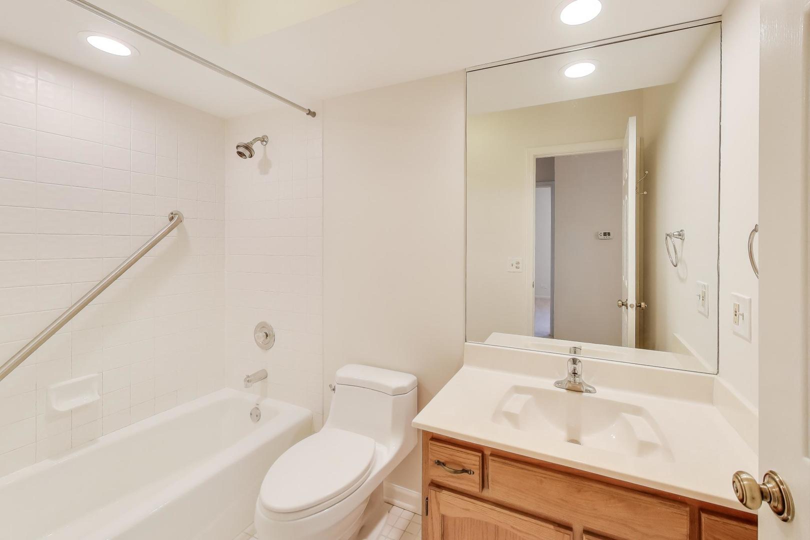 716 Ascot Court #104B, Libertyville, IL 60048