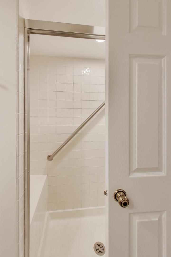 716 Ascot Court #104B, Libertyville, IL 60048