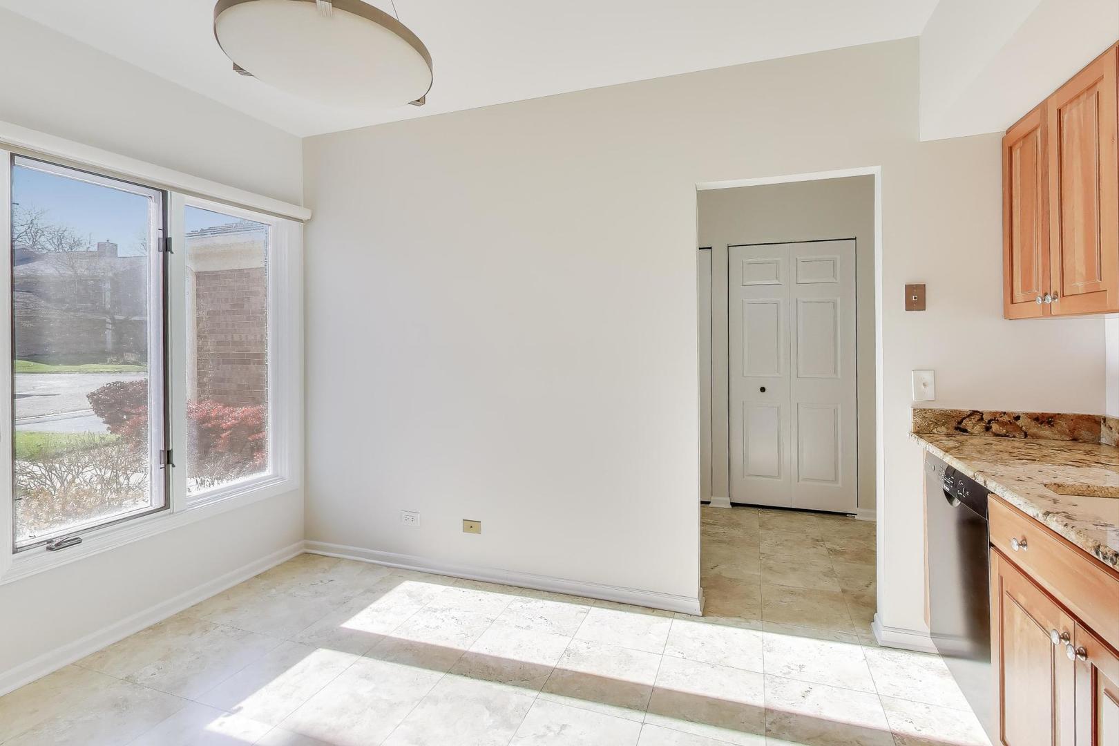 716 Ascot Court #104B, Libertyville, IL 60048