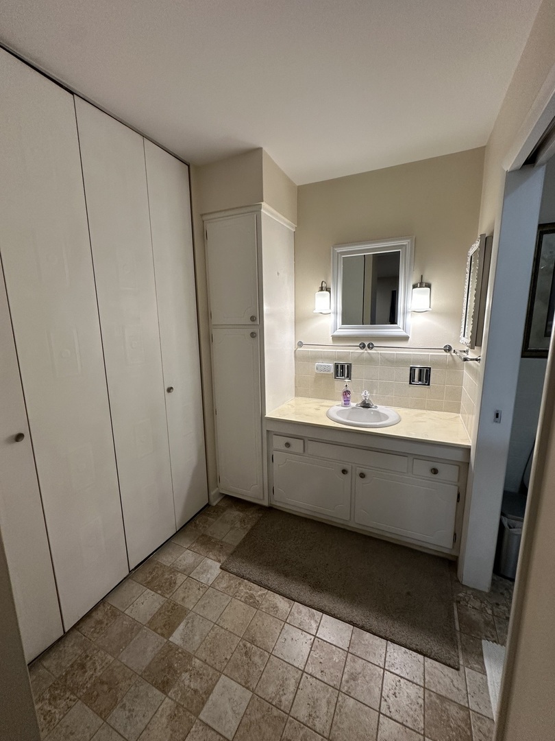 4225 Saratoga Avenue #204B, Downers Grove, IL 60515