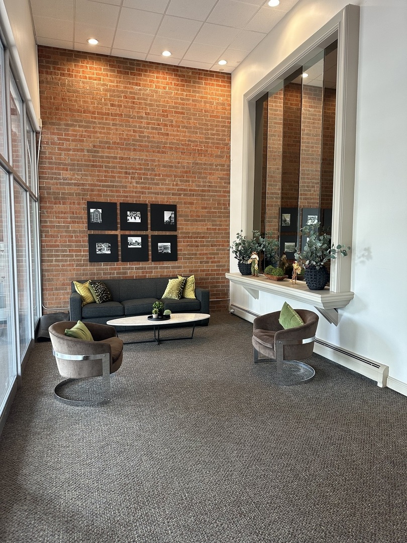 4225 Saratoga Avenue #204B, Downers Grove, IL 60515