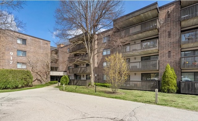 917 Vose Drive #211, Gurnee, IL 60031