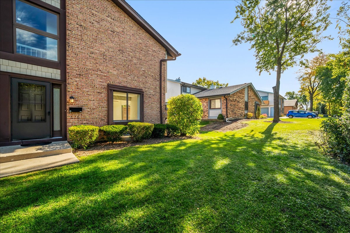 8234 PORTSMOUTH Drive #A, Darien, IL 60561