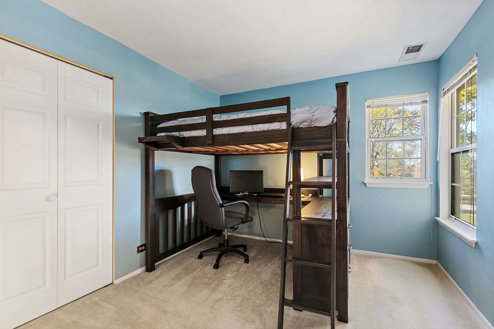 323 Green Knoll Lane #323, Streamwood, IL 60107