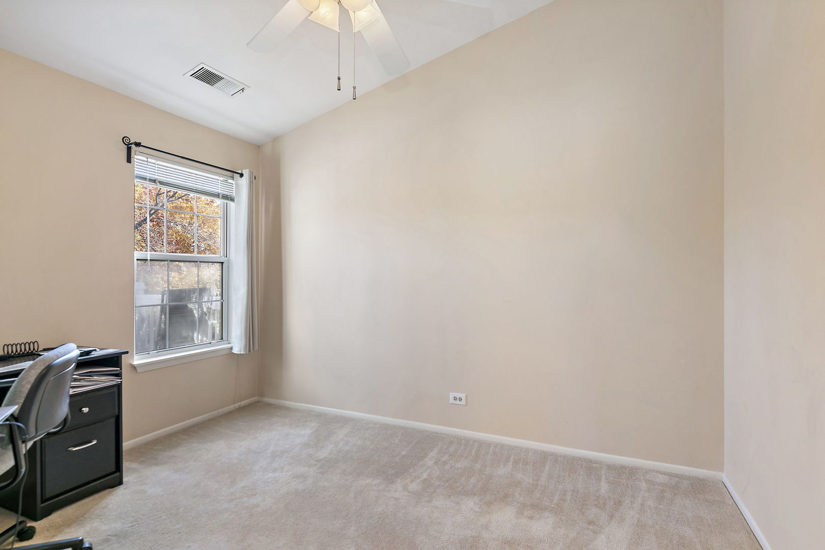 323 Green Knoll Lane #323, Streamwood, IL 60107