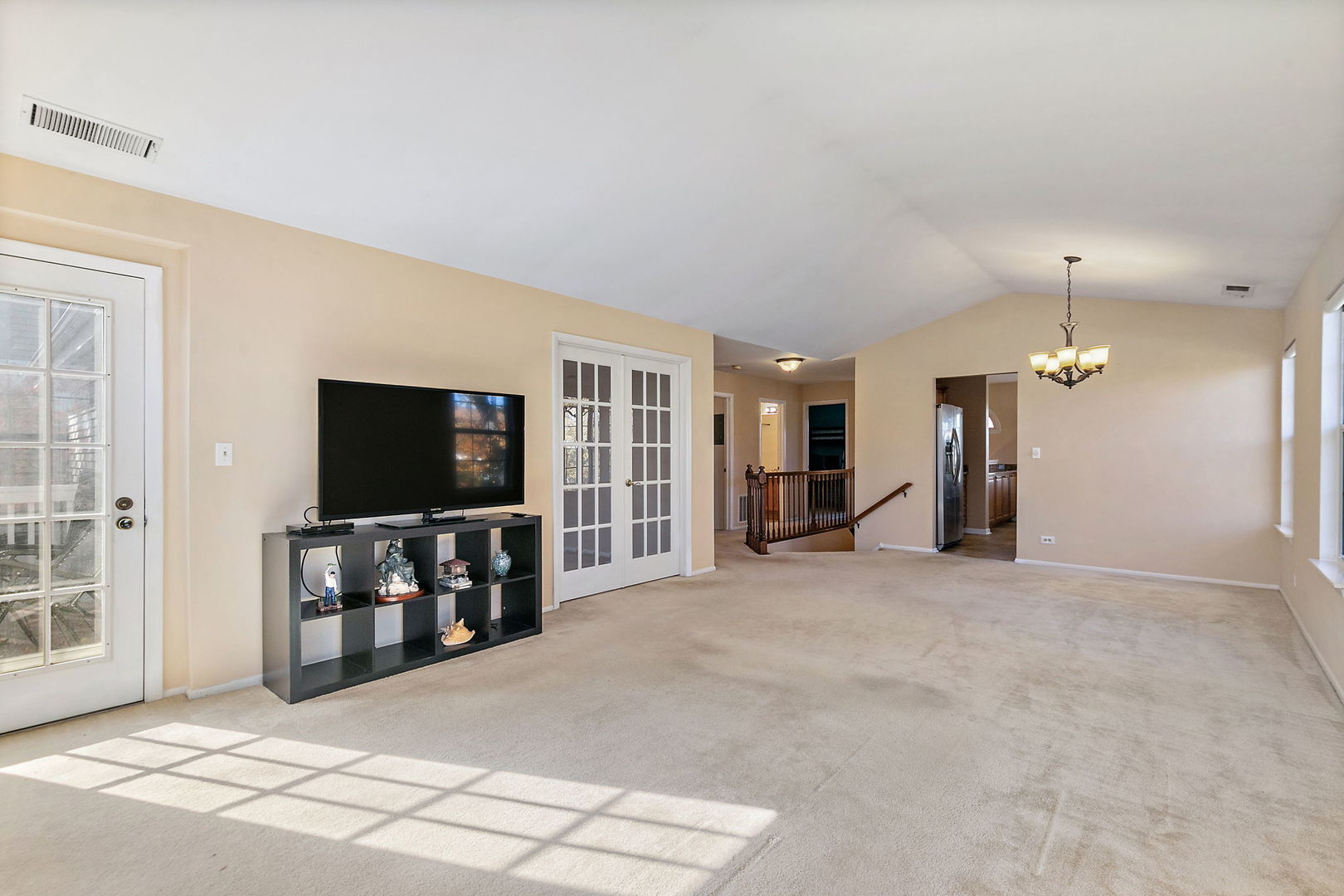 323 Green Knoll Lane #323, Streamwood, IL 60107