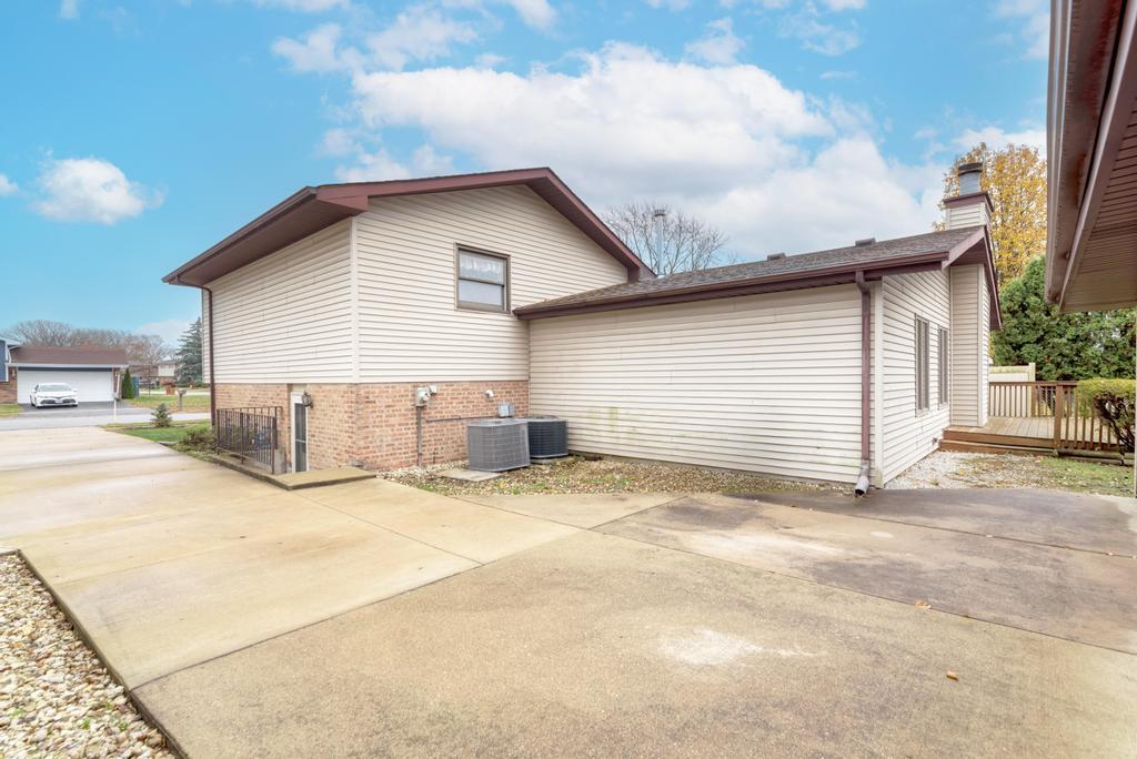 10540 S Sun Valley Court, Palos Hills, IL 60465