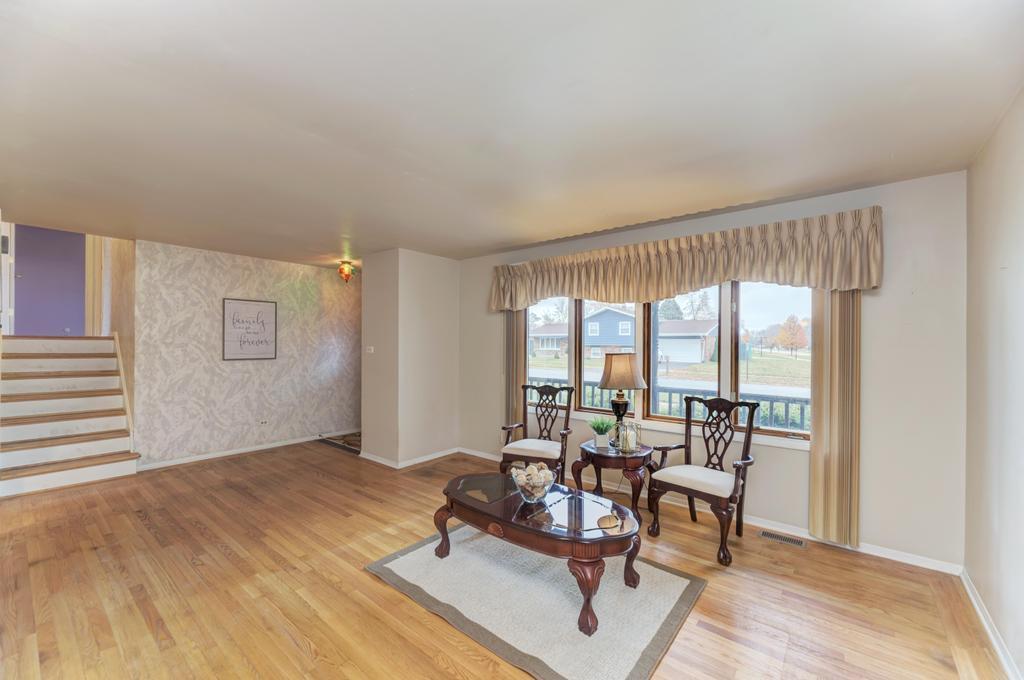 10540 S Sun Valley Court, Palos Hills, IL 60465