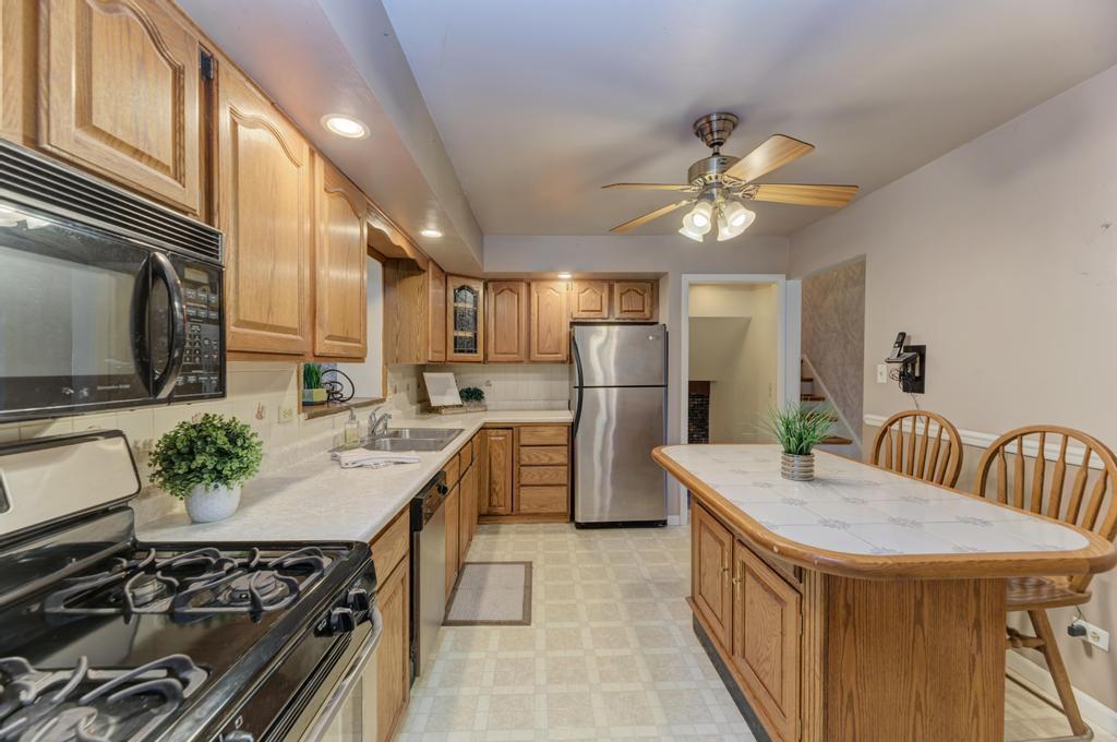 10540 S Sun Valley Court, Palos Hills, IL 60465