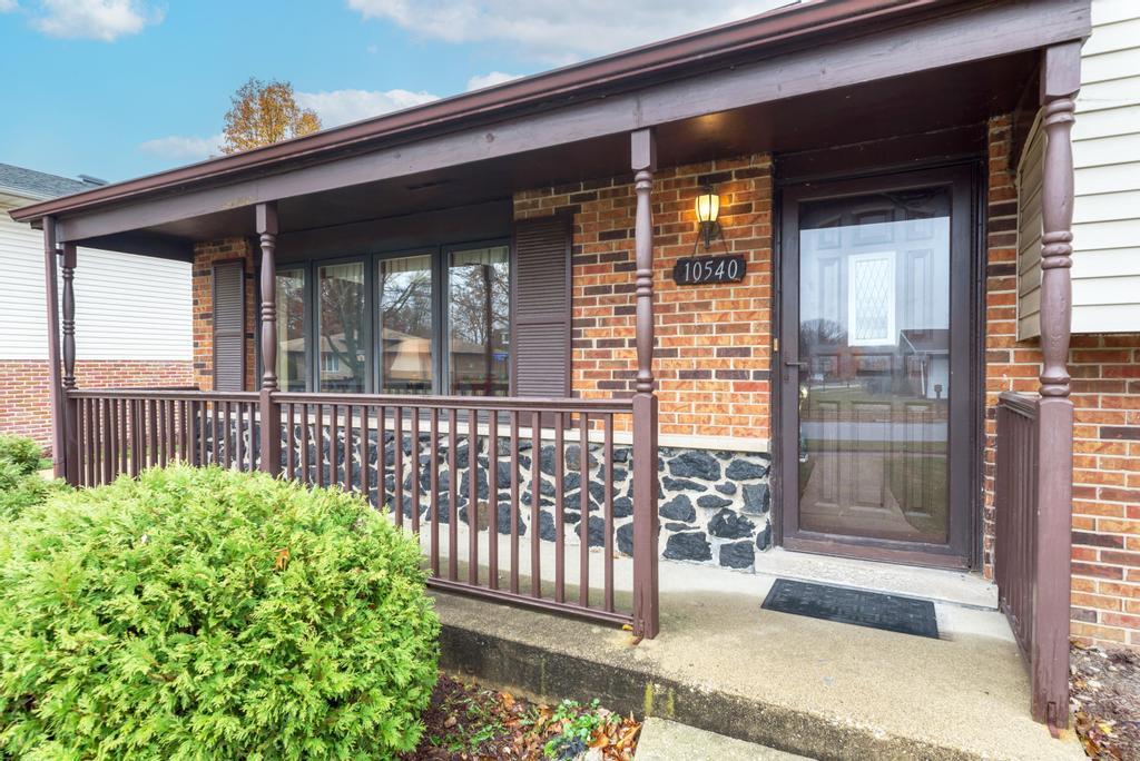 10540 S Sun Valley Court, Palos Hills, IL 60465