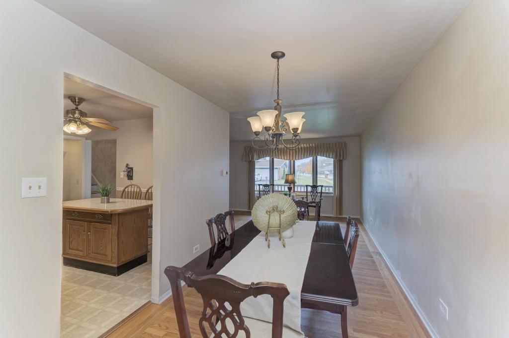 10540 S Sun Valley Court, Palos Hills, IL 60465