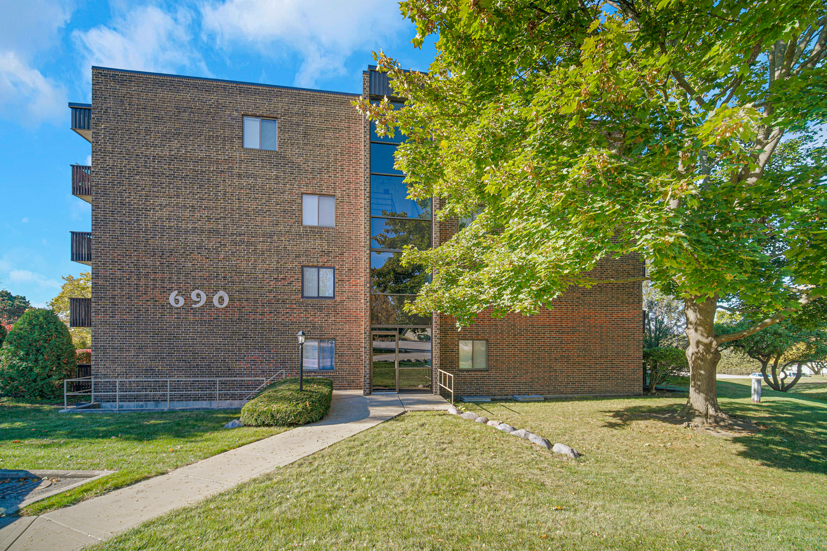 690 CHANDLER Road #302, Gurnee, IL 60031