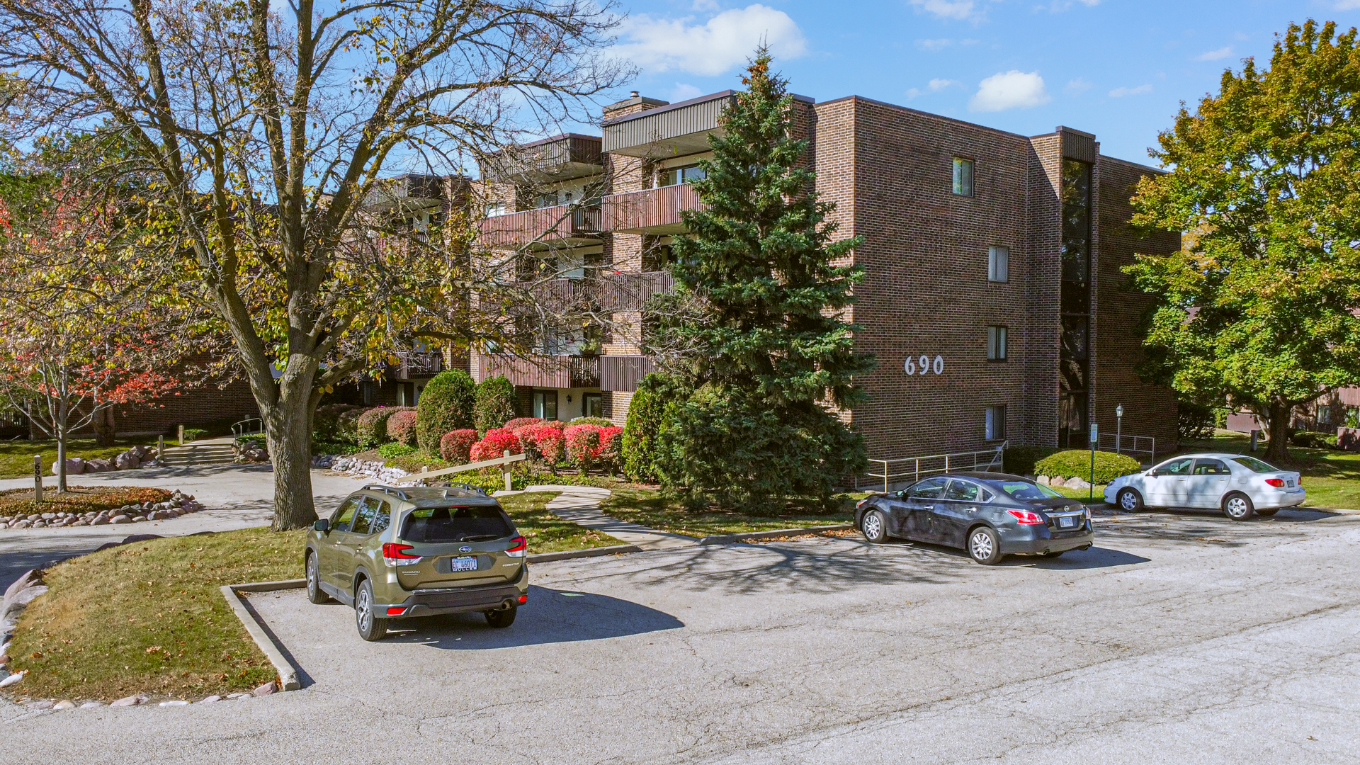 690 CHANDLER Road #302, Gurnee, IL 60031
