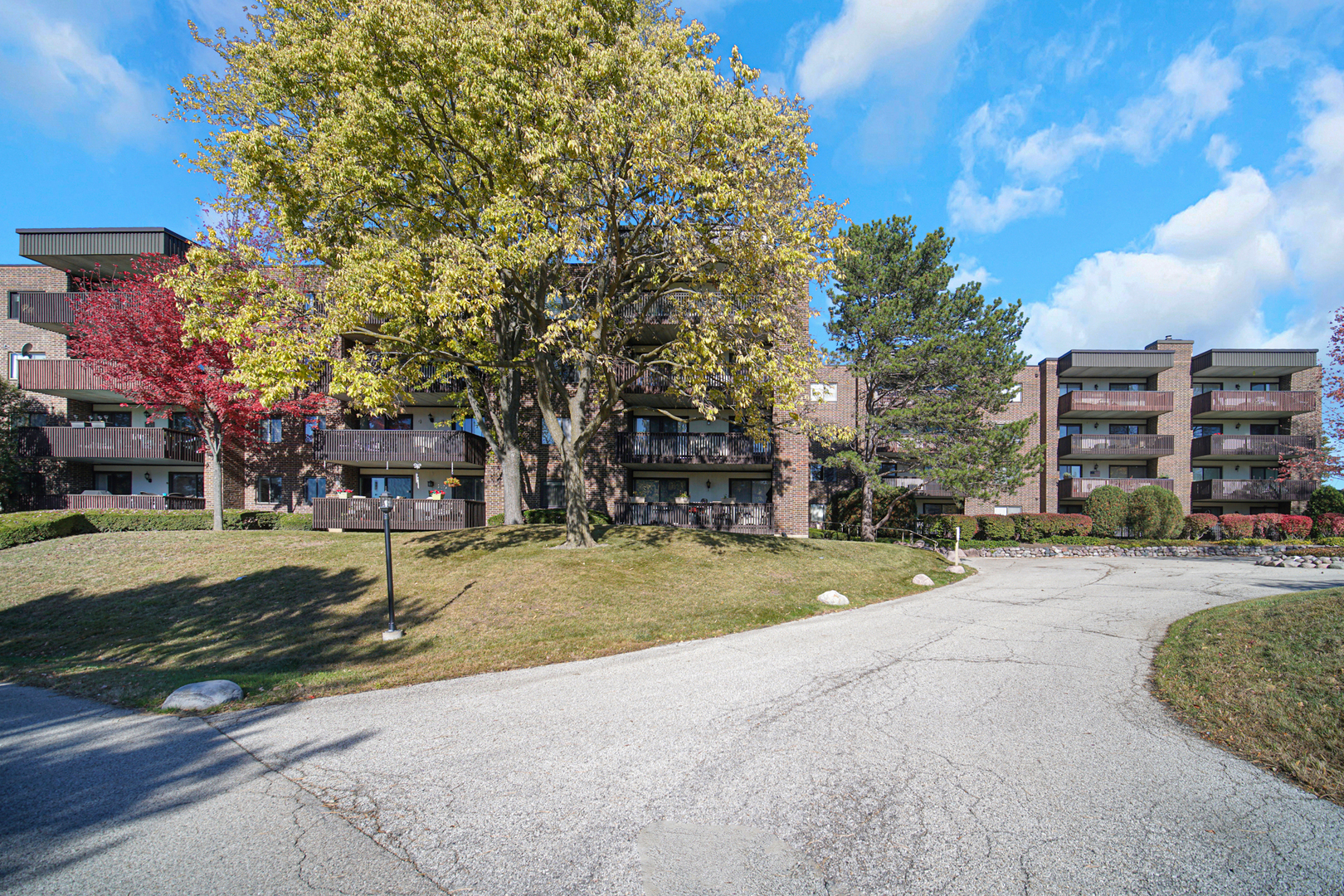 690 CHANDLER Road #302, Gurnee, IL 60031