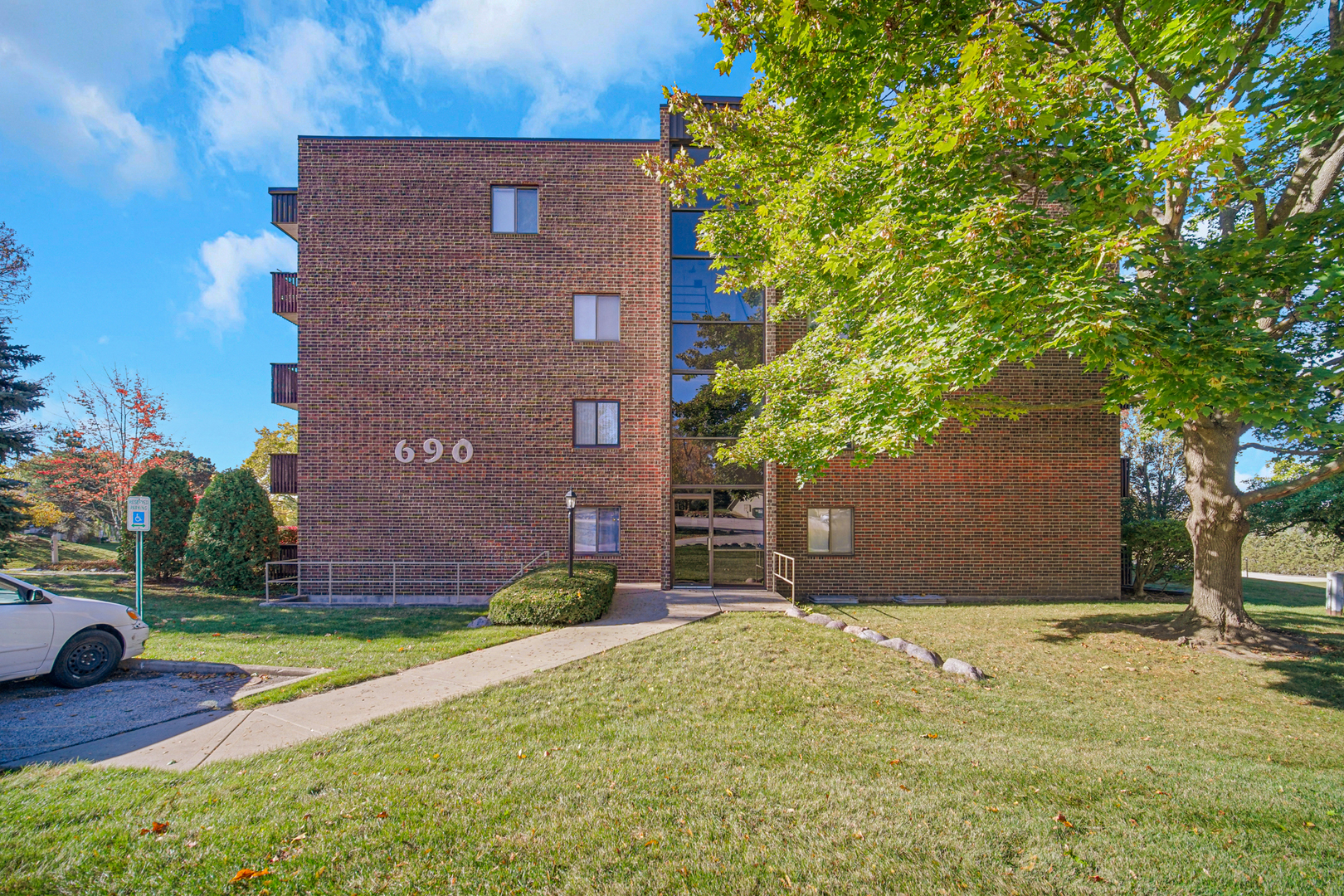 690 CHANDLER Road #302, Gurnee, IL 60031