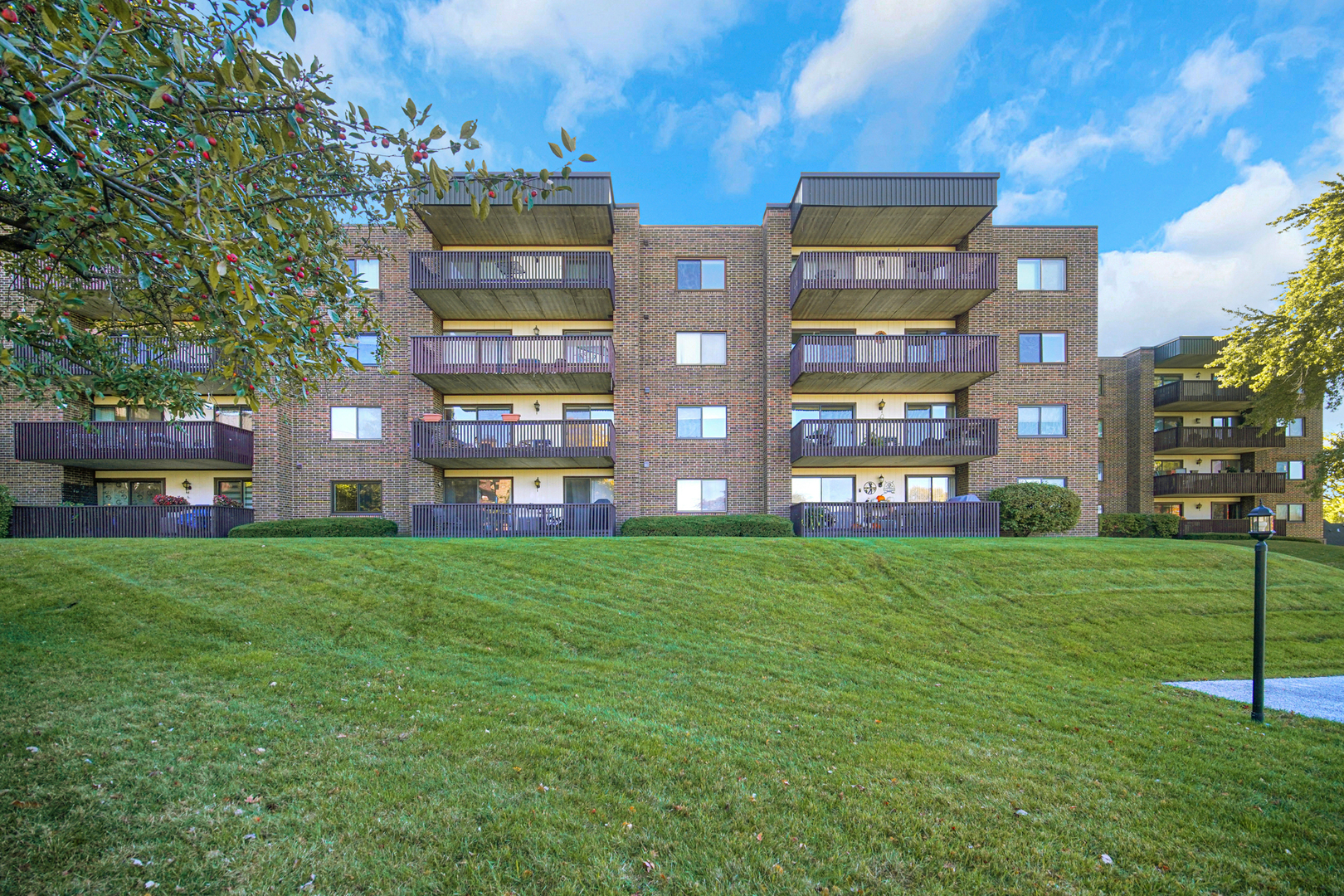 690 CHANDLER Road #302, Gurnee, IL 60031