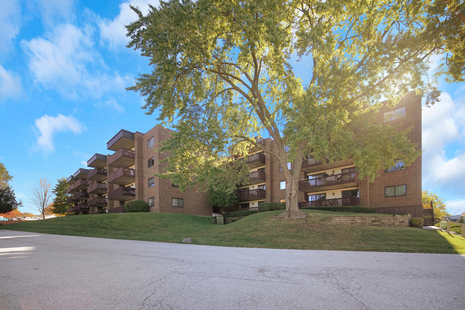 690 CHANDLER Road #302, Gurnee, IL 60031