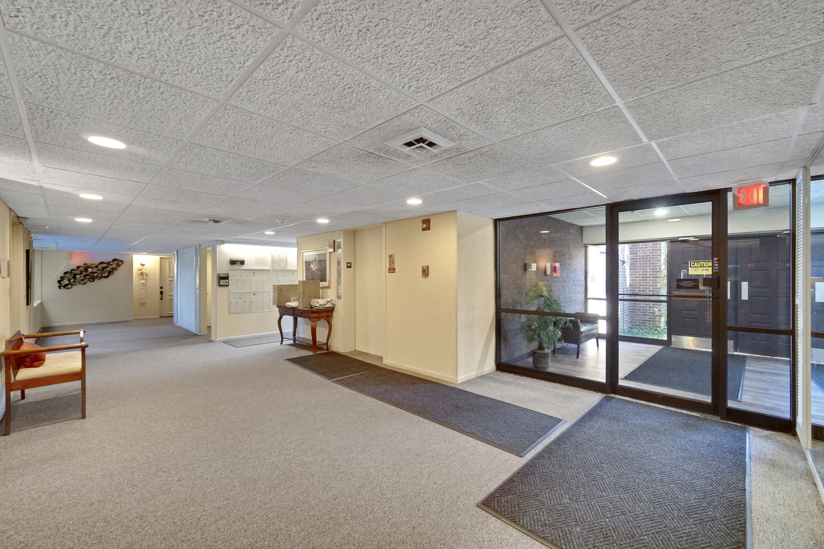 690 CHANDLER Road #302, Gurnee, IL 60031