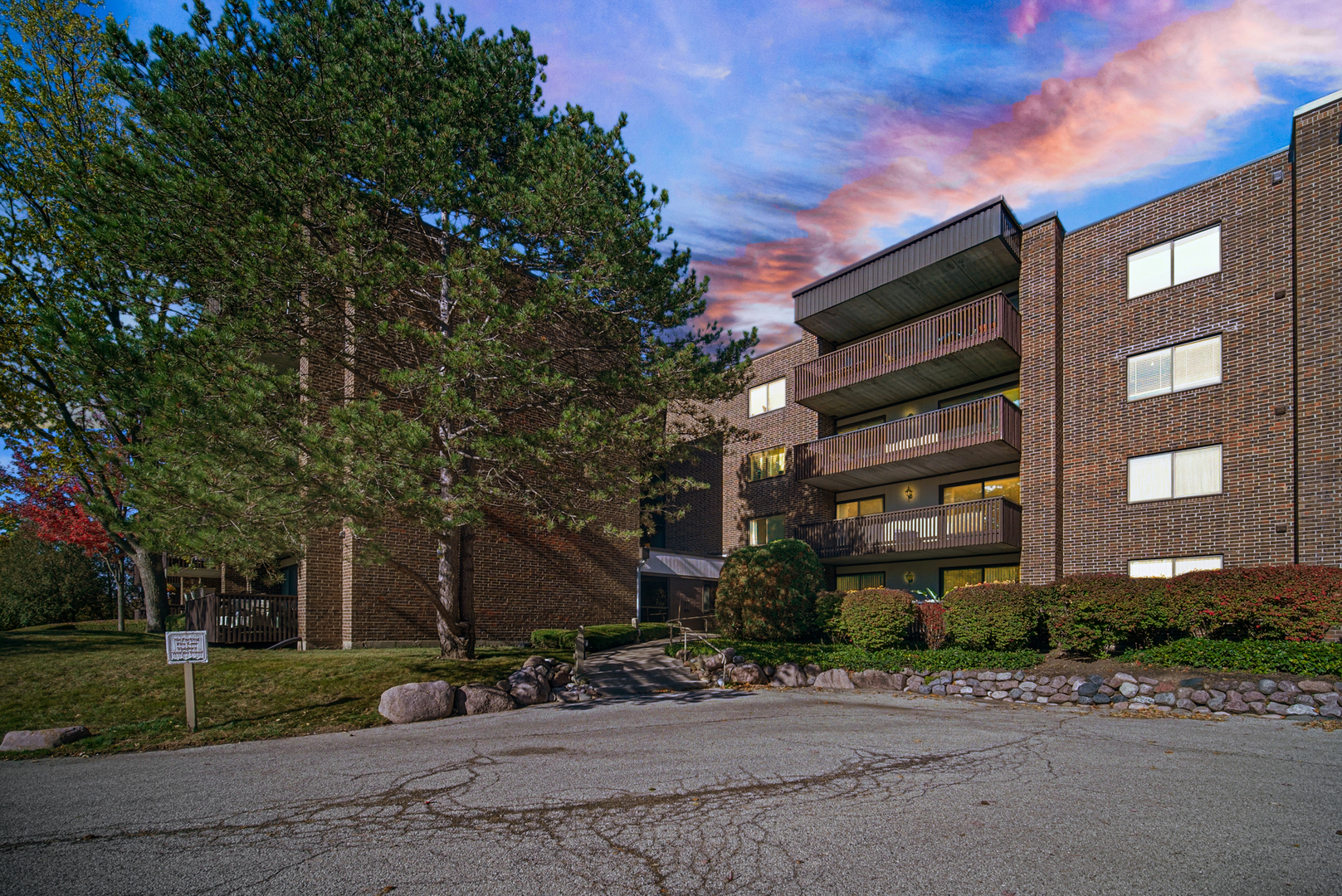 690 CHANDLER Road #302, Gurnee, IL 60031