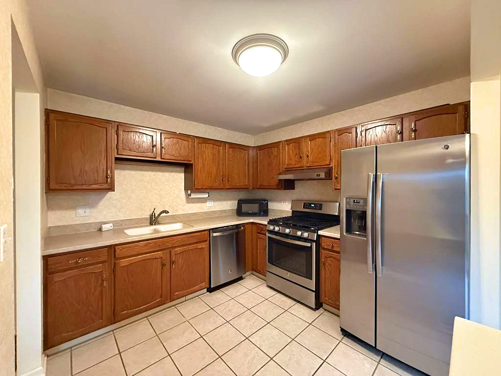 966 Cumberland Court #B2, Roselle, IL 60172