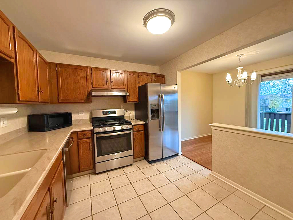 966 Cumberland Court #B2, Roselle, IL 60172