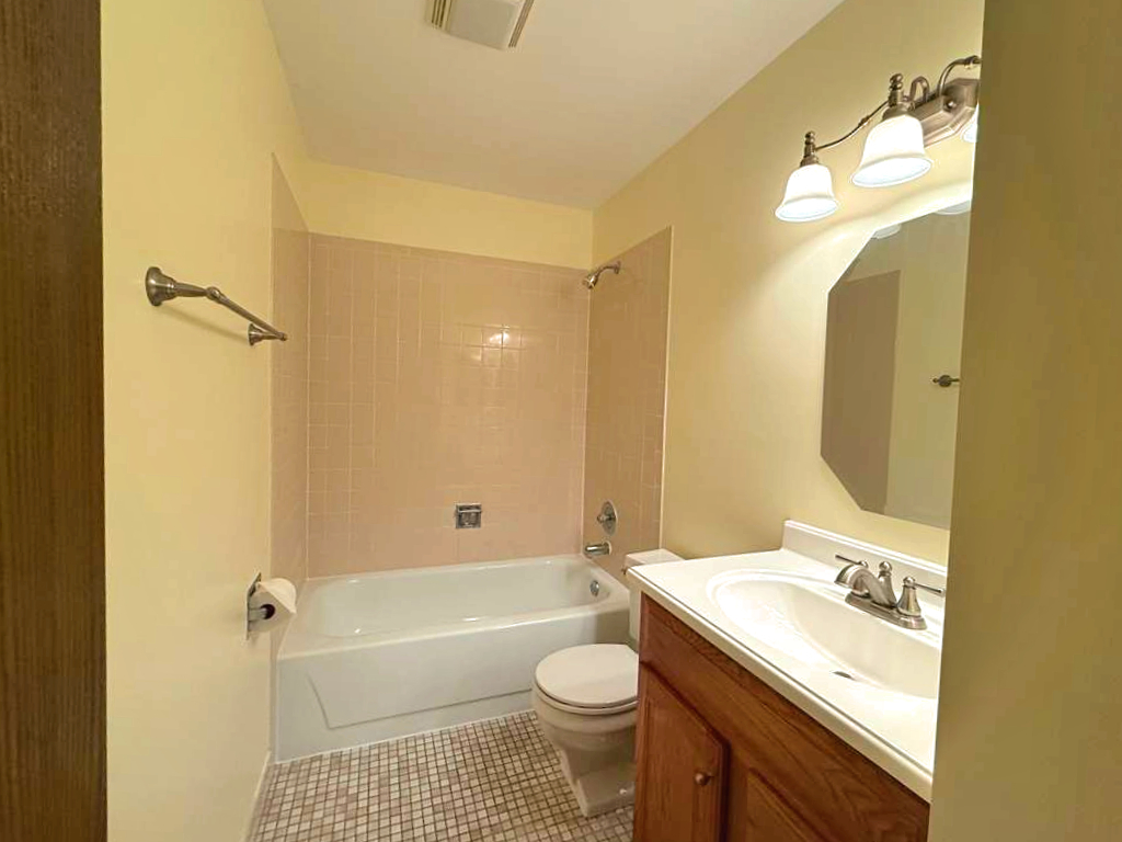 966 Cumberland Court #B2, Roselle, IL 60172