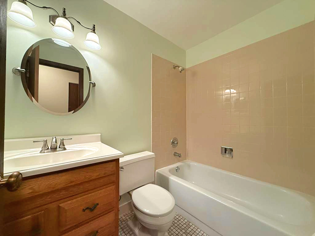 966 Cumberland Court #B2, Roselle, IL 60172