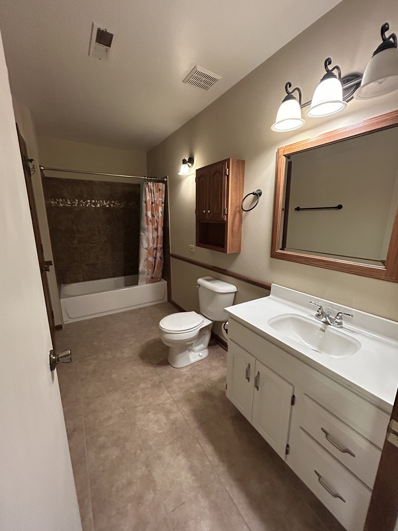 7030 Park Lane Court #203, Woodridge, IL 60517