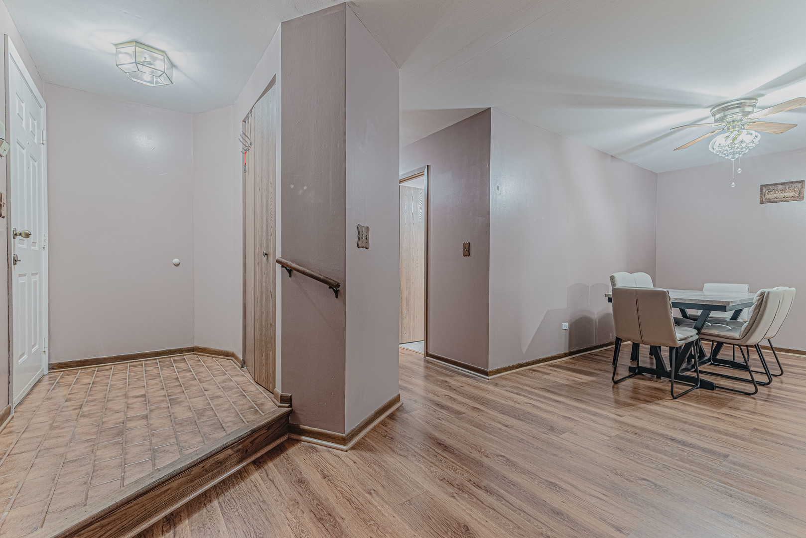 5 Creekside Circle #B, Elgin, IL 60123