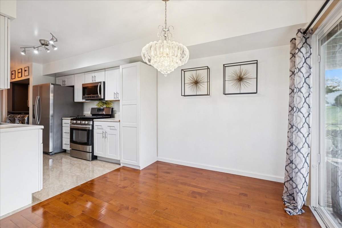 318 Juniper Circle, Streamwood, IL 60107