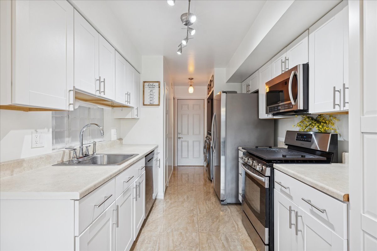 318 Juniper Circle, Streamwood, IL 60107