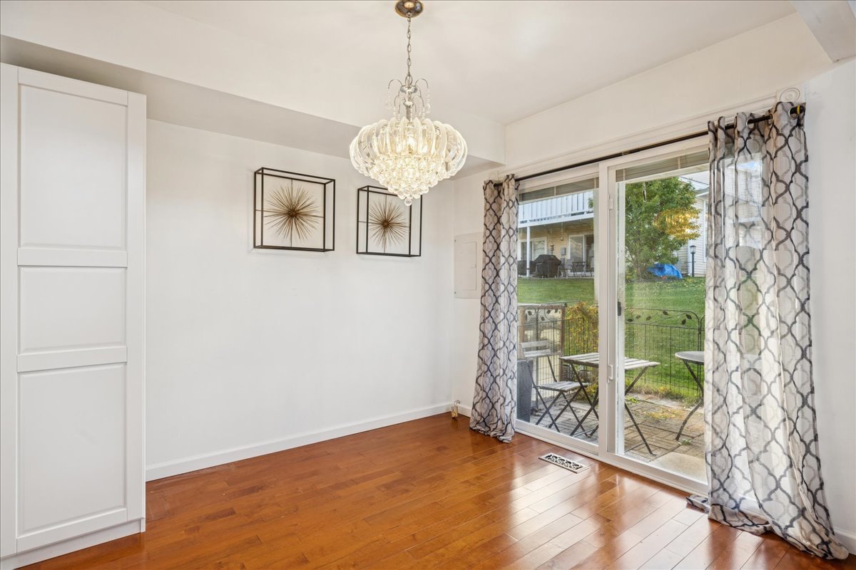 318 Juniper Circle, Streamwood, IL 60107