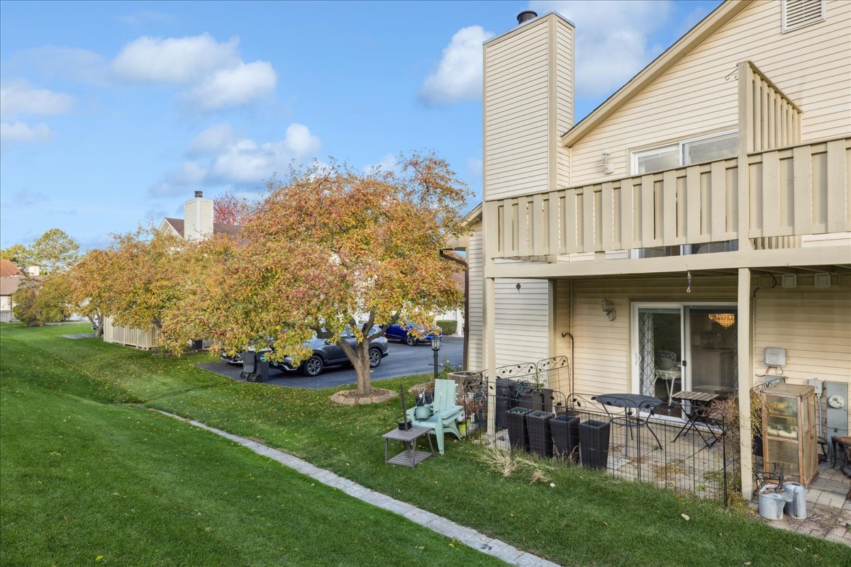 318 Juniper Circle, Streamwood, IL 60107